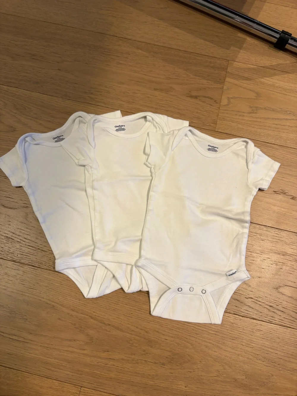 Gerber set of 3 white onesies - size 6-9 months